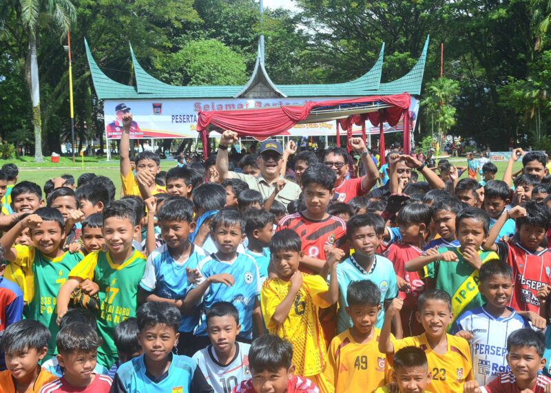 Pj Wali Kota Padang Andree Algamar membuka Festival Sepakbola U-12 Askot PSSI Kota Padang Tahun 2024, di Lapangan Imam Bonjol, Kamis (26/12/2024). (Foto: Prokopim Padang)