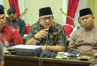 Pj Wali Kota Padang Andree Algamar dalam Rapat Pematangan Rencana Program Kerja Sama Pemprov Sumbar dengan Scoot PTE LTD di Ruang Rapat Istana Gubernuran Sumbar, Jumat (27/12/2024). (Foto: Prokopim Padang)