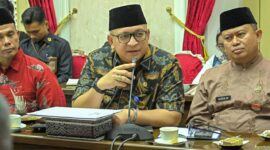 Pj Wali Kota Padang Andree Algamar dalam Rapat Pematangan Rencana Program Kerja Sama Pemprov Sumbar dengan Scoot PTE LTD di Ruang Rapat Istana Gubernuran Sumbar, Jumat (27/12/2024). (Foto: Prokopim Padang)