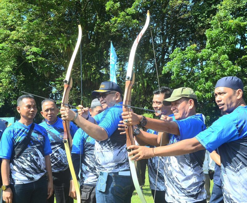 Penjabat (Pj) Wali Kota Padang Andree Algamar membuka Kejuaraan Panahan 