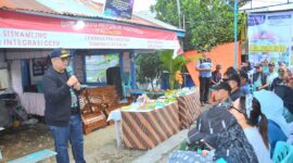 Pj Wako Padang Andree Algamar saat meninjau Padang Bagoro di Bank Sampah Berlin (Bersih Lingkungan) Kecamatan Lubeg, Minggu (29/12/2024). (Foto: Prokopim Padang)