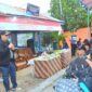 Pj Wako Padang Andree Algamar saat meninjau Padang Bagoro di Bank Sampah Berlin (Bersih Lingkungan) Kecamatan Lubeg, Minggu (29/12/2024). (Foto: Prokopim Padang)