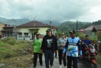 Pj Wali Kota Padang Andree Algamar mengunjungi kawasan Padang Bagoro di Kecamatan Koto Tangah, Minggu (29/12/2024). (Foto: Prokopim Padang)