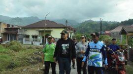 Pj Wali Kota Padang Andree Algamar mengunjungi kawasan Padang Bagoro di Kecamatan Koto Tangah, Minggu (29/12/2024). (Foto: Prokopim Padang)