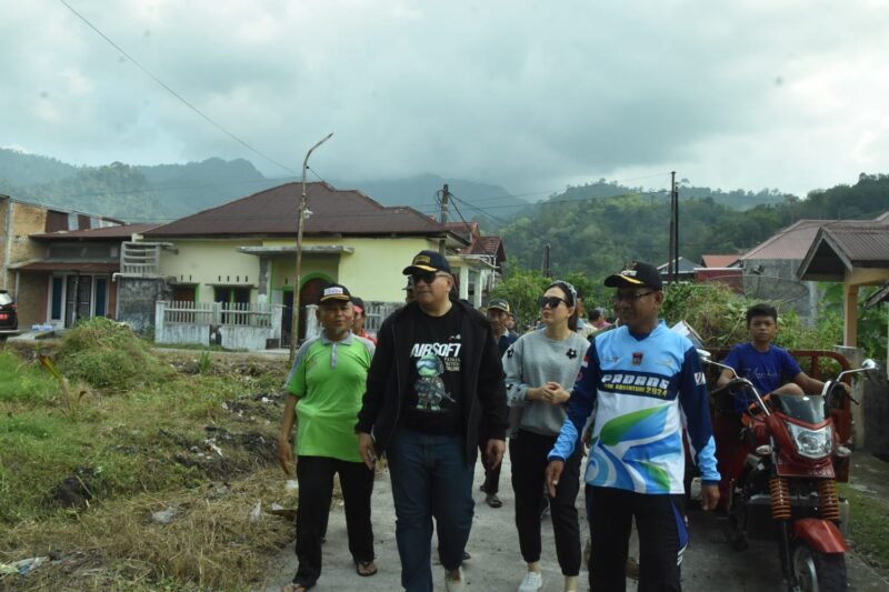 Pj Wali Kota Padang Andree Algamar mengunjungi kawasan Padang Bagoro di Kecamatan Koto Tangah, Minggu (29/12/2024). (Foto: Prokopim Padang)