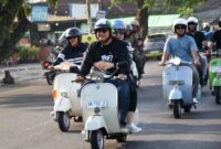 Pj Wali Kota Padang Andree Algamar bersama Pj Ketua TP PKK Kota Padang Ny. Vanny Andree Algamar mengikuti 