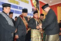 Penjabat (Pj) Wali Kota Padang, Andree Algamar melantik pengurus Badupari Kota Padang periode 2024-2029 di Palanta Rumah Dinas Wali Kota Padang, Senin (30/12/2024). (Foto: Prokopim Padang)