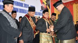 Penjabat (Pj) Wali Kota Padang, Andree Algamar melantik pengurus Badupari Kota Padang periode 2024-2029 di Palanta Rumah Dinas Wali Kota Padang, Senin (30/12/2024). (Foto: Prokopim Padang)