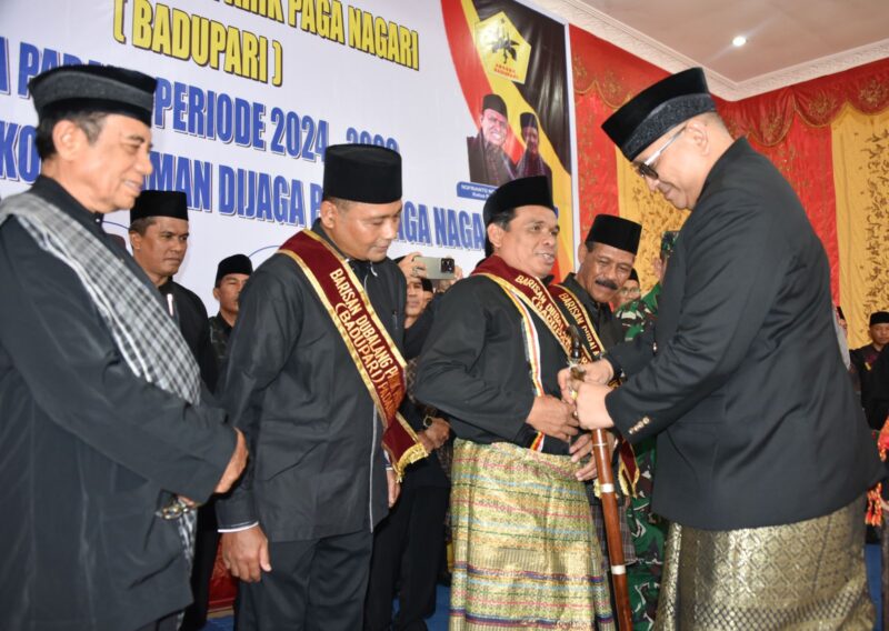 Penjabat (Pj) Wali Kota Padang, Andree Algamar melantik pengurus Badupari Kota Padang periode 2024-2029 di Palanta Rumah Dinas Wali Kota Padang, Senin (30/12/2024). (Foto: Prokopim Padang)