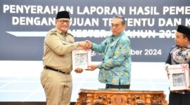 Pj Wali Kota Padang Andree Algamar menerima LHP program JKN 2023-2024 dari BPK RI Perwakilan Sumbar, Selasa (31/12/2024). (Foto: Prokopim Padang)