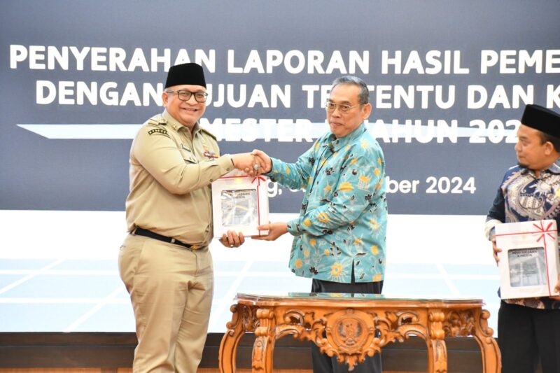 Pj Wali Kota Padang Andree Algamar menerima LHP program JKN 2023-2024 dari BPK RI Perwakilan Sumbar, Selasa (31/12/2024). (Foto: Prokopim Padang)