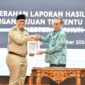 Pj Wali Kota Padang Andree Algamar menerima LHP program JKN 2023-2024 dari BPK RI Perwakilan Sumbar, Selasa (31/12/2024). (Foto: Prokopim Padang)