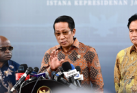 Menteri Hukum Supratman Andi Agtas memberikan keterangan pers kepada awak media usai rapat di kompleks Istana Kepresidenan Jakarta, Jumat (13/12/2024). (Foto: BPMI Setpres)