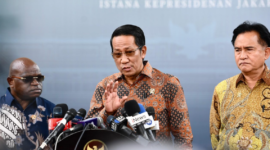 Menteri Hukum Supratman Andi Agtas memberikan keterangan pers kepada awak media usai rapat di kompleks Istana Kepresidenan Jakarta, Jumat (13/12/2024). (Foto: BPMI Setpres)