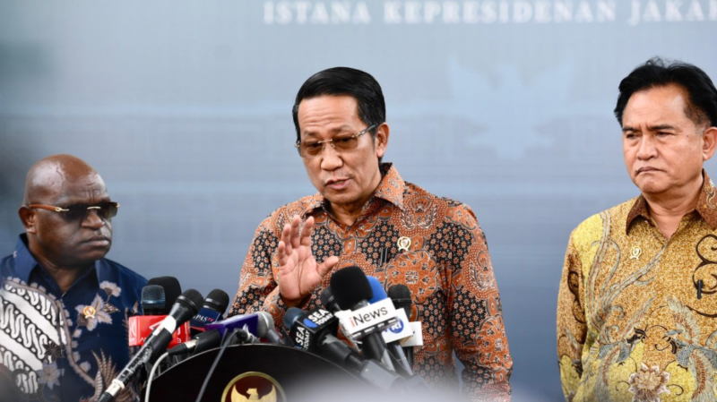 Menteri Hukum Supratman Andi Agtas memberikan keterangan pers kepada awak media usai rapat di kompleks Istana Kepresidenan Jakarta, Jumat (13/12/2024). (Foto: BPMI Setpres)