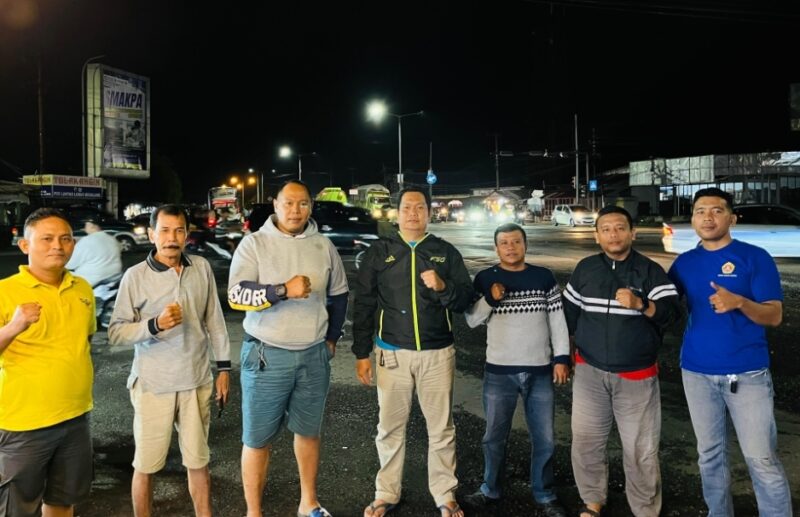 Tim gabungan Kelurahan Lubeg Nan XX dan Kelurahan Tanjung Saba Pitameh Nan XX menggelar patroli gabungan di simpang lampu merah Lubeg pada Sabtu (30/11/2024) malam. (Foto: Ist)