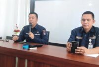 Kepala Disdukcapil Padang Teddy Antonius didampingi Camat Lubeg Nofiandi Amir memaparkan rencana 
pelaksanaan layanan administrasi kependudukan terpadu di Kecamatan Lubeg, Kamis (19/12/2024). (Foto: Ist)