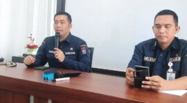 Kepala Disdukcapil Padang Teddy Antonius didampingi Camat Lubeg Nofiandi Amir memaparkan rencana 
pelaksanaan layanan administrasi kependudukan terpadu di Kecamatan Lubeg, Kamis (19/12/2024). (Foto: Ist)