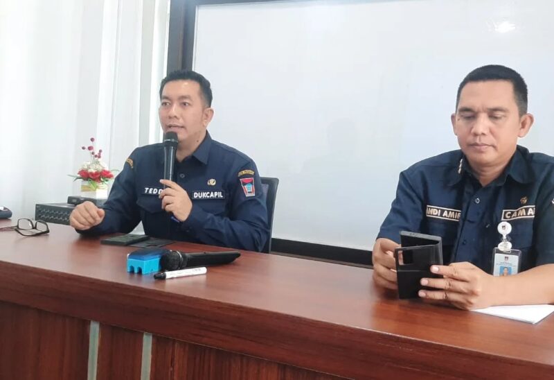 Kepala Disdukcapil Padang Teddy Antonius didampingi Camat Lubeg Nofiandi Amir memaparkan rencana 
pelaksanaan layanan administrasi kependudukan terpadu di Kecamatan Lubeg, Kamis (19/12/2024). (Foto: Ist)