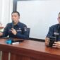 Kepala Disdukcapil Padang Teddy Antonius didampingi Camat Lubeg Nofiandi Amir memaparkan rencana 
pelaksanaan layanan administrasi kependudukan terpadu di Kecamatan Lubeg, Kamis (19/12/2024). (Foto: Ist)
