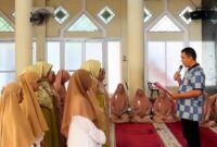 Camat Lubeg Nofiandi Amir mengukuhkan Wirid Yasinan, Tim Qasidah Rebana dan Tim Asma'ulhusan, Majelis Taklim Masjid Attaubah Kelurahan Parak Laweh Pulau Aia Nan XX, Sabtu (21/12/2024). (Foto: Ist)