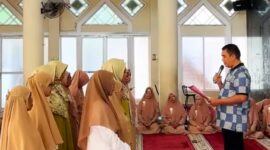 Camat Lubeg Nofiandi Amir mengukuhkan Wirid Yasinan, Tim Qasidah Rebana dan Tim Asma'ulhusan, Majelis Taklim Masjid Attaubah Kelurahan Parak Laweh Pulau Aia Nan XX, Sabtu (21/12/2024). (Foto: Ist)