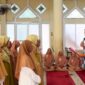 Camat Lubeg Nofiandi Amir mengukuhkan Wirid Yasinan, Tim Qasidah Rebana dan Tim Asma'ulhusan, Majelis Taklim Masjid Attaubah Kelurahan Parak Laweh Pulau Aia Nan XX, Sabtu (21/12/2024). (Foto: Ist)