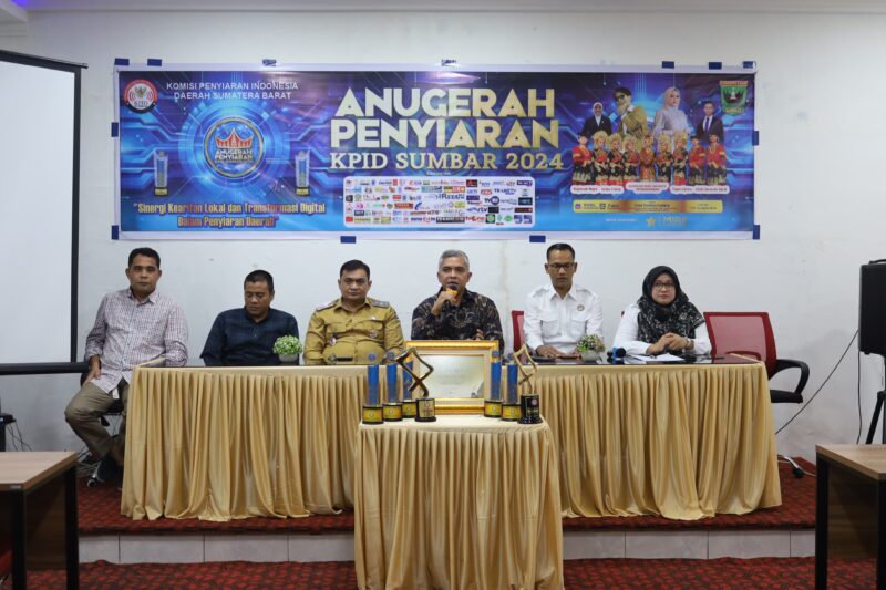 Konferensi pers Anugerah Penyiaran Tahun 2024 di Aula Kantor KPID Sumbar, Selasa (10/12/2024). (Foto: KPID Sumbar)