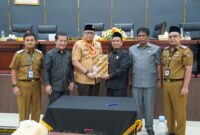 DPRD Padang bersama Pemko Padang menyepakati 2 Ranperda untuk dijadikan Perda, Senin (16/12/2024). (Foto: Prokopim Padang)