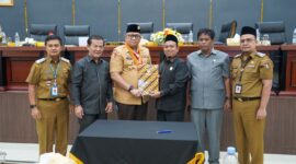 DPRD Padang bersama Pemko Padang menyepakati 2 Ranperda untuk dijadikan Perda, Senin (16/12/2024). (Foto: Prokopim Padang)