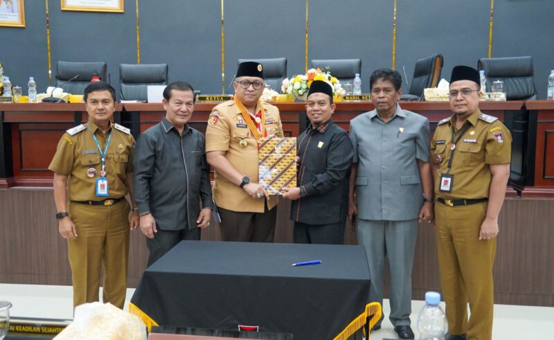 DPRD Padang bersama Pemko Padang menyepakati 2 Ranperda untuk dijadikan Perda, Senin (16/12/2024). (Foto: Prokopim Padang)