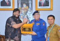 Pj Wali Kota Padang Andree Algamar menyerahkan cenderamata kepada Wakil Konsul AS untuk Indonesia di Sumatera bagian Ekonomi dan Politik, Suraj Mungara, Selasa (10/12/2024). (Foto: Prokopim Padang)