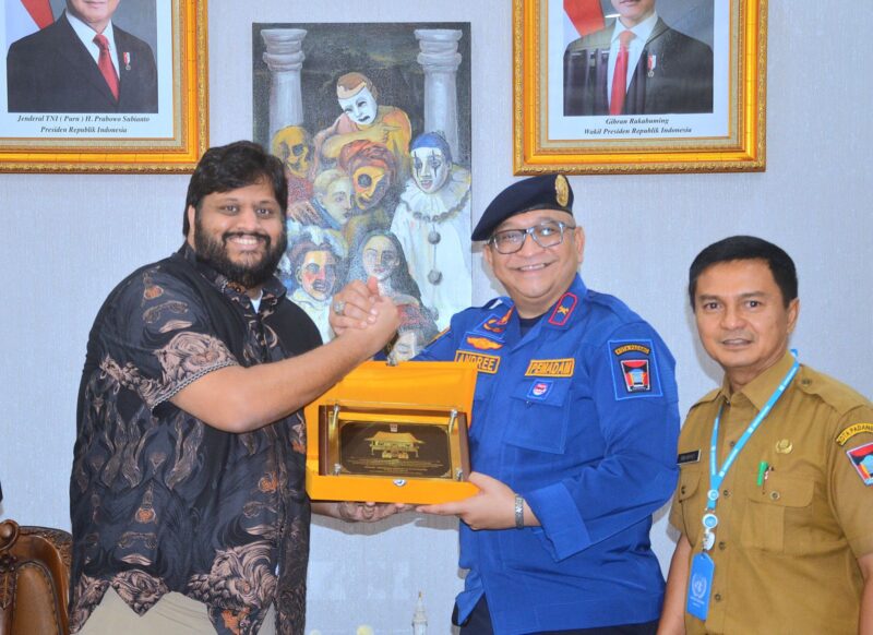 Pj Wali Kota Padang Andree Algamar menyerahkan cenderamata kepada Wakil Konsul AS untuk Indonesia di Sumatera bagian Ekonomi dan Politik, Suraj Mungara, Selasa (10/12/2024). (Foto: Prokopim Padang)