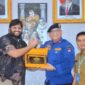 Pj Wali Kota Padang Andree Algamar menyerahkan cenderamata kepada Wakil Konsul AS untuk Indonesia di Sumatera bagian Ekonomi dan Politik, Suraj Mungara, Selasa (10/12/2024). (Foto: Prokopim Padang)