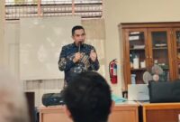 Camat Lubeg Nofiandi Amir mensosialisasikan pengelolaan sampah dengan sistem swakeloka di Kelurahan Batung Taba Nan XX, Sabtu (7/12/2024). (Foto: Ist)