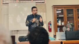 Camat Lubeg Nofiandi Amir mensosialisasikan pengelolaan sampah dengan sistem swakeloka di Kelurahan Batung Taba Nan XX, Sabtu (7/12/2024). (Foto: Ist)