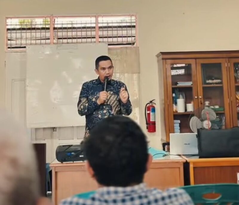 Camat Lubeg Nofiandi Amir mensosialisasikan pengelolaan sampah dengan sistem swakeloka di Kelurahan Batung Taba Nan XX, Sabtu (7/12/2024). (Foto: Ist)