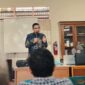 Camat Lubeg Nofiandi Amir mensosialisasikan pengelolaan sampah dengan sistem swakeloka di Kelurahan Batung Taba Nan XX, Sabtu (7/12/2024). (Foto: Ist)