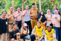 Camat Lubeg Nofiandi Amir melakukan kunjungan program bedah rumah keluarga miskin di Kelurahan Pampangan Nan XX, Selasa (10/12/2024). (Foto: Ist)