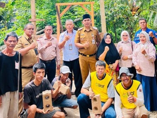 Camat Lubeg Nofiandi Amir melakukan kunjungan program bedah rumah keluarga miskin di Kelurahan Pampangan Nan XX, Selasa (10/12/2024). (Foto: Ist)
