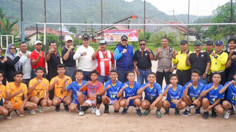 Turnamen Bola Voli Antar Klub se-Kota Padang resmi bergulir di Lapangan Volly Villa Mega, Kelurahan Mata Air, Kecamatan Padang Selatan, Minggu (15/12/2024). (Foto: Prokopim Padang)