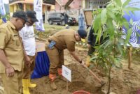 Pj Wali Kota Padang Andree Algamar melakukan penanaman pohon di kawasan pengendalian Batang Kandis Kelurahan Lubuk Buaya, Senin (2/12/2024). (Foto: Prokopim Padang)
