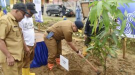 Pj Wali Kota Padang Andree Algamar melakukan penanaman pohon di kawasan pengendalian Batang Kandis Kelurahan Lubuk Buaya, Senin (2/12/2024). (Foto: Prokopim Padang)