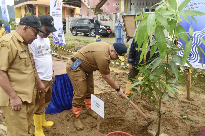 Pj Wali Kota Padang Andree Algamar melakukan penanaman pohon di kawasan pengendalian Batang Kandis Kelurahan Lubuk Buaya, Senin (2/12/2024). (Foto: Prokopim Padang)