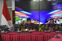 Pj Wali Kota Padang, Andree Algamar mengikuti Musrenbangnas secara daring dari kediaman resminya pada Senin (30/12/2024). (Foto: Prokopim Padang)