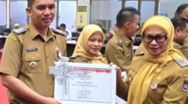 Camat Lubeg Nofiandi Amir menerima piagam penghargaan dari Asisten III Setdako Padang Corri Saidan. (Foto: Ist)