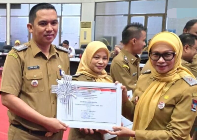 Camat Lubeg Nofiandi Amir menerima piagam penghargaan dari Asisten III Setdako Padang Corri Saidan. (Foto: Ist)