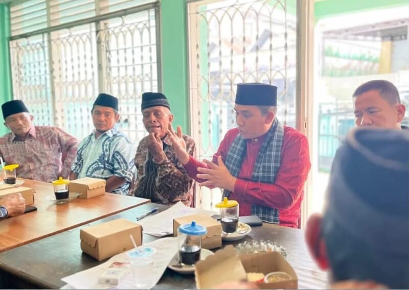 Camat Lubeg, Nofiandi Amir menghadiri musyawarah bersama ninik mamak Nagari Nan XX Kecamatan Lubeg, Sabtu (7/12/2024). (Foto: Ist)