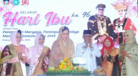 Pj Ketua TP PKK Padang Ny. Vanny Andree Algamar memotong tumpeng saat Peringatan Hari Ibu ke-96 Tingkat Kota Padang, Jumat (13/12/2024). (Foto: Prokopim Padang)