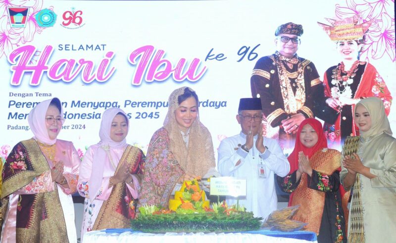 Pj Ketua TP PKK Padang Ny. Vanny Andree Algamar memotong tumpeng saat Peringatan Hari Ibu ke-96 Tingkat Kota Padang, Jumat (13/12/2024). (Foto: Prokopim Padang)